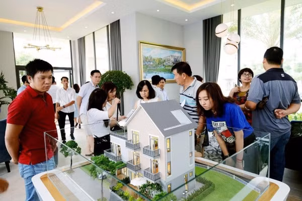 Giá nhà tăng nhanh hơn thu nhập khiến việc sở hữu nhà trở thành áp lực lớn đối với nhiều lao động trẻ tại đô thị. (INT)