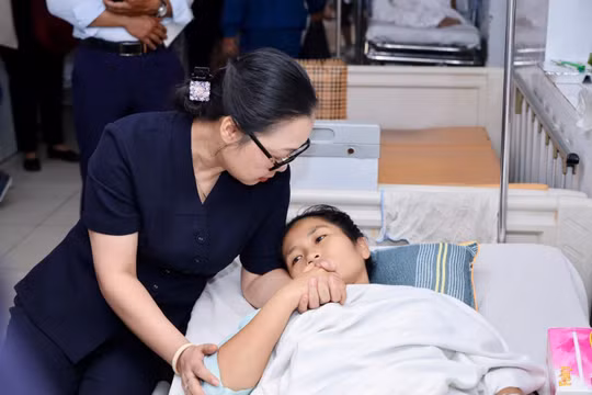 Thứ trưởng Nguyễn Thị Quyên Thanh thăm cô giáo mầm non xả thân cứu trẻ