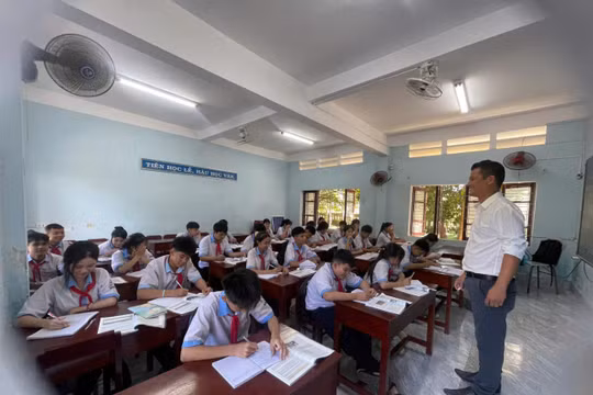 Thầy Trần Công Nhật cùng học sinh trong giờ học tại Trường THCS Phạm Văn Đồng (TP Huế).