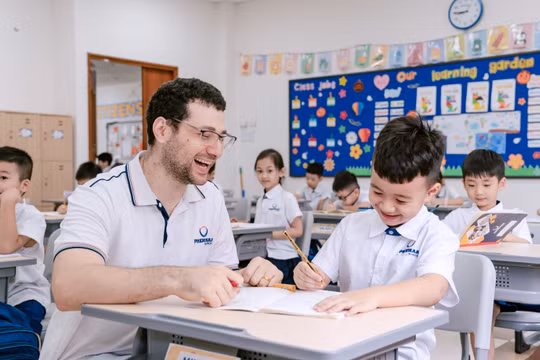 Bộ GD&ĐT dự kiến Tiếng Anh là môn học bắt buộc từ lớp 1 (Ảnh: Thầy trò Phenikaa School).