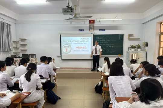 Thầy Vũ Ngọc Hoà trong giờ dạy Toán bằng tiếng Anh.