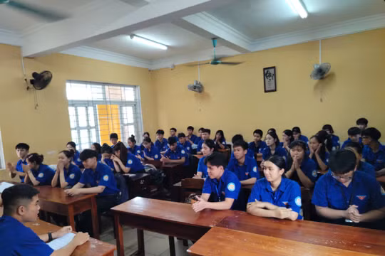 Giờ học Địa lí tại Trường THPT Hương Vinh.