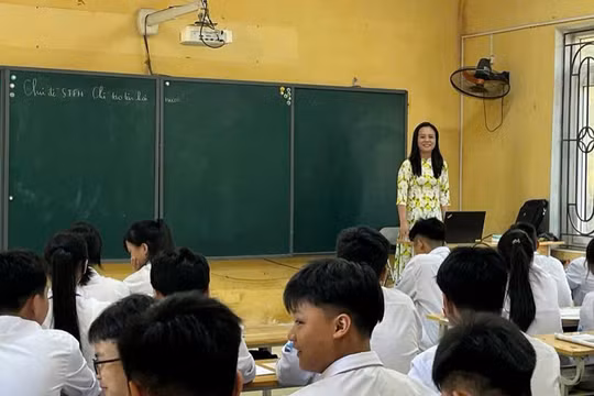 Cô Lê Thị Huyền và học trò trong giờ Vật lí.