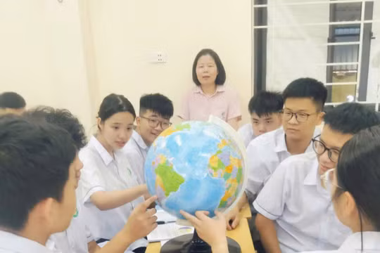 Cô Lại Thị Liêm và học trò trong giờ Địa lí.