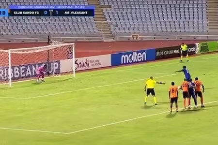 Video: Pha đá phạt đền kỳ quặc chưa từng có