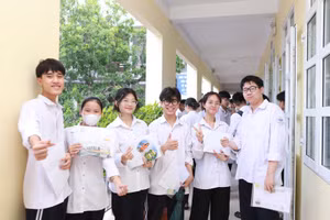Thí sinh dự thi tại điểm thi Trường THPT Ngô Quyền, TP Nam Định, tỉnh Nam Định. Ảnh: Đình Tuệ.