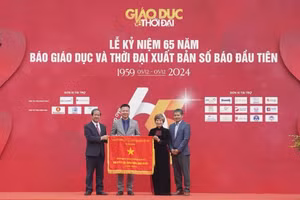 Bộ trưởng Nguyễn Kim Sơn trao Cờ thi đua của Chính phủ cho Báo Giáo dục và Thời đại.
