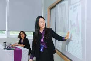 Cô Trần Phương Thanh, giáo viên Ngữ văn, Trường THPT Olympia (Hà Nội) chia sẻ tại mini workshop "viết sâu".