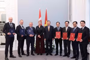 Tổng Bí thư, Chủ tịch nước Tô Lâm và Thủ tướng Đan Mạch Mette Frederiksen chứng kiến lễ trao các văn kiện hợp tác giữa các bộ, ngành, cơ quan và doanh nghiệp hai nước, trong đó có hợp tác về giáo dục và đào tạo. Ảnh: TTXVN