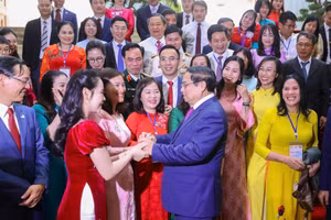 Cô Lê Thị Tình được các học sinh vùng cao Vàng San quý mến.
