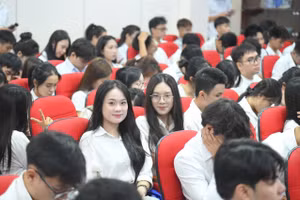 Sinh viên EPU hân hoan chào mừng năm học mới.