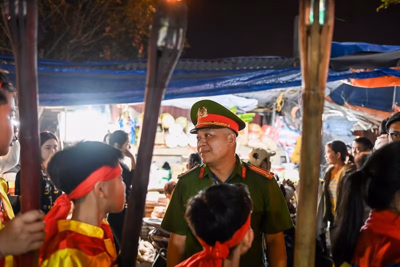 Trong các ngày diễn ra lễ hội, hơn 100 cán bộ chiến sĩ công an được huy động để phân luồng giao thông, đảm bảo an ninh trật tự. anh-9.jpg
