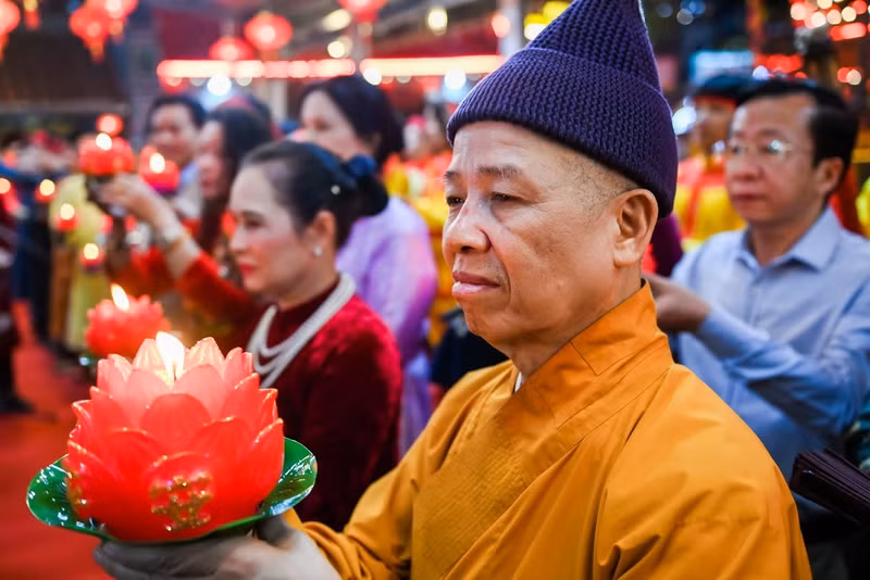 Mở đầu nghi lễ rước đuốc, các hòa thượng, thượng tọa, đại đức, đồng đền, thủ nhang, thanh đồng đạo quan thành tâm xin ngọn lửa thiêng từ trong cung cấm. anh-3.jpg