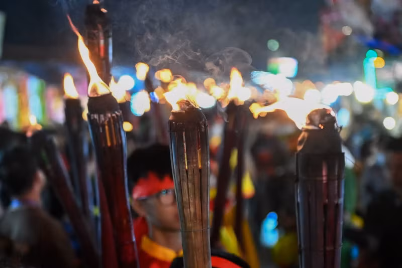 Theo quan niệm dân gian, ngọn lửa được rước từ nơi thờ Thánh Mẫu trong những ngày lễ hội mang ý nghĩa linh thiêng, may mắn. anh-8.jpg
