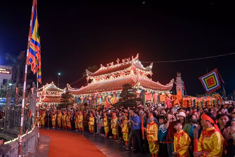 Đông đảo người dân, khách thập phương về lễ Mẫu và tham dự nghi lễ rước đuốc. anh-2.jpg