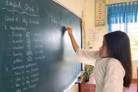 Cô Lê Như Băng đang viết bài lên bảng.