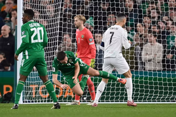 Hình ảnh từ VAR cho thấy Ronaldo đã đánh vào lưng Dara O'Shea của CH Ireland.