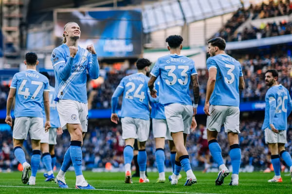 Haaland lập loạt kỷ lục, Man City lên đỉnh Ngoại hạng Anh 