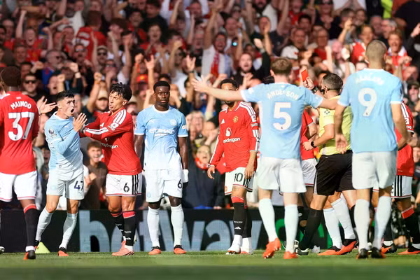 Haaland ghi bàn tranh cãi giúp Man City hạ Man Utd