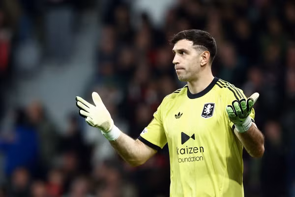Thủ môn Aston Villa bị phản ứng dữ dội trên đất Pháp