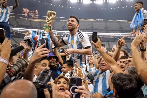 Đấu giá cúp vàng World Cup 2022 'giả' Messi từng nâng tại Qatar