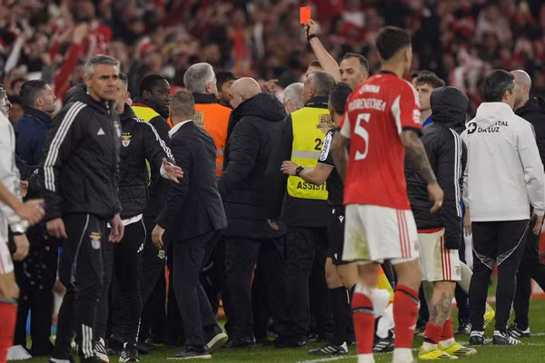 HLV Mourinho tố bị học trò cũ gọi ‘kẻ phản bội’ 