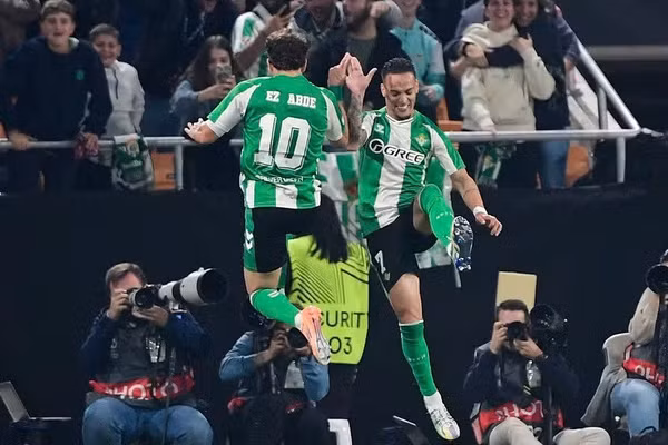 Video: Antony ghi siêu phẩm, giới mộ điệu nhớ tới… Messi