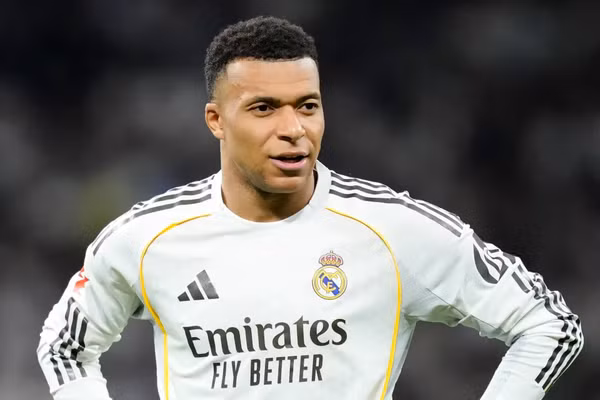 Hy hữu: Bác sĩ chụp nhầm chân chấn thương, Mbappe vẫn ra sân