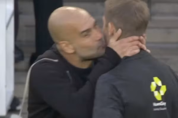 HLV Man City hành động kỳ lạ trong trận hòa Arsenal 