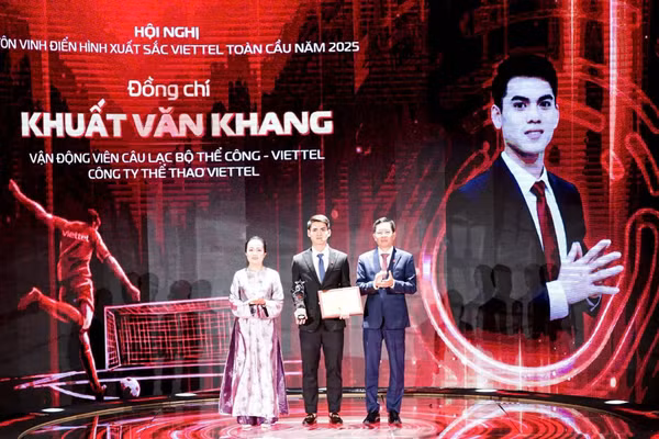 Khuất Văn Khang nhận giải thưởng đặc biệt