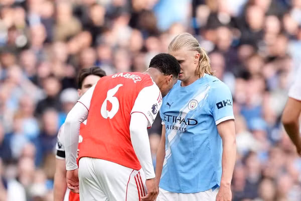 Haaland ‘cứu’ trung vệ Arsenal thoát thẻ đỏ