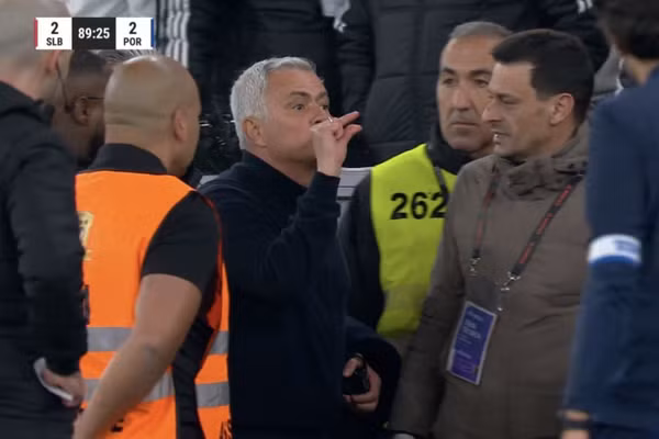Hai án phạt liên tiếp cho 'Người đặc biệt' Mourinho