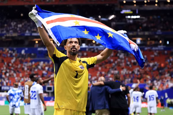 Thủ môn Cape Verde 'đổi đời' ở tuổi 40