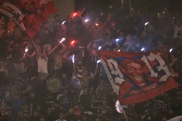 CĐV đốt sân, trận ‘Champions League Nam Mỹ’ bị hủy sau hơn 1 phút