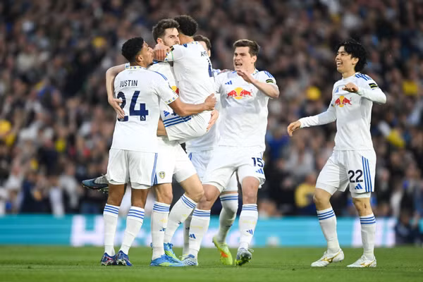 Leeds United làm nên lịch sử 99 năm tại Ngoại hạng Anh 