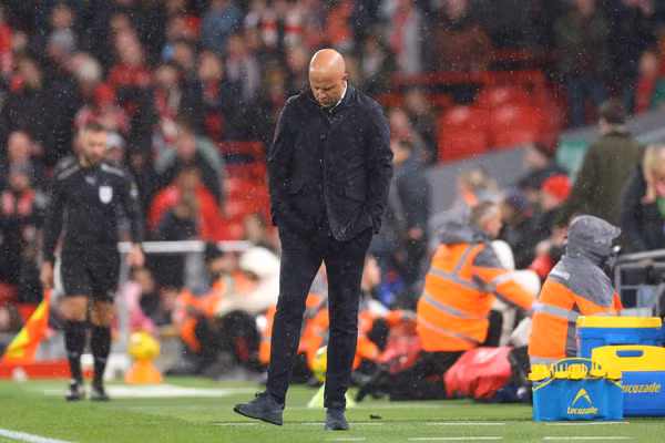 Liverpool tệ chưa từng có, HLV Arne Slot nguy cơ ‘bay ghế’