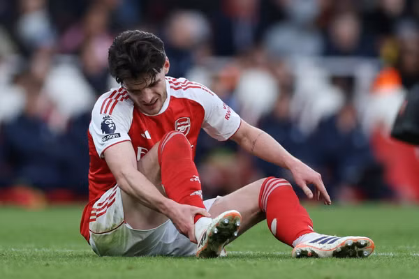 Arsenal trả giá đắt cho ngôi đầu Ngoại hạng Anh 