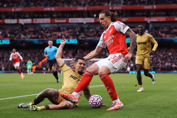 Ba trụ cột chấn thương, Arsenal vẫn được dự đoán vô địch