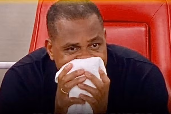 Cổ động viên Indonesia làm điều bất ngờ với HLV Shin Tae-yong và Kluivert 