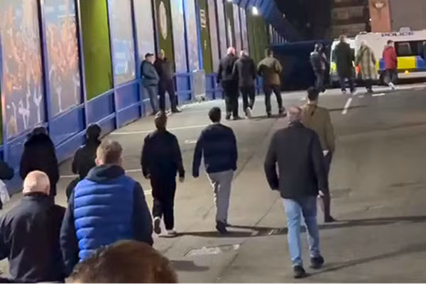 Hình ảnh đau đớn của cổ động viên Chelsea ở Champions League