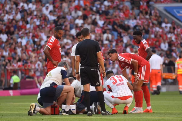 Nguyên nhân sao Bayern Munich đổ gục xuống sân 2 lần trong 4 ngày