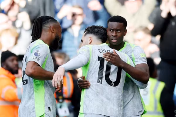 Kịch bản nghẹt thở cho Arsenal và Man City ở Ngoại hạng Anh 