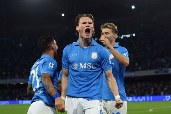 Roma níu chân Napoli, Lazio chiếm đỉnh Serie A