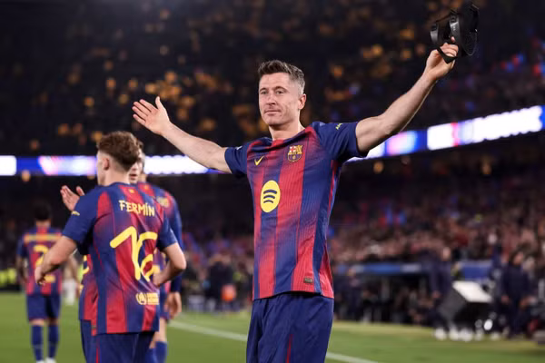 Lewandowski chia tay Barca