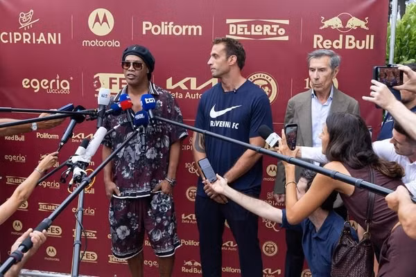 Ronaldinho tái xuất khó tin ở tuổi 46