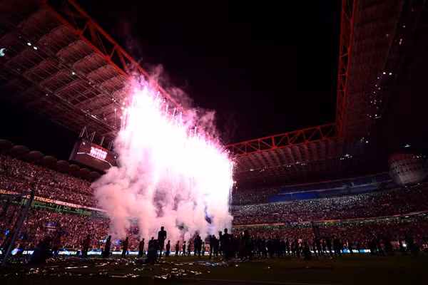 Pháo hoa rực rỡ mừng Inter Milan giành lại ngôi vương Serie A