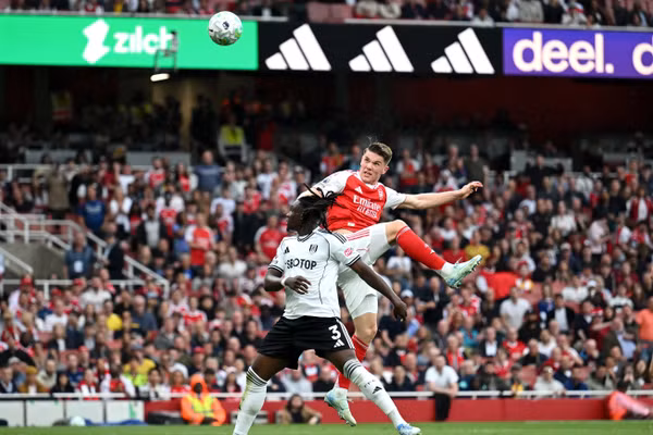 Cuộc đua vô địch Ngoại hạng Anh: Arsenal lợi thế hơn Man City 