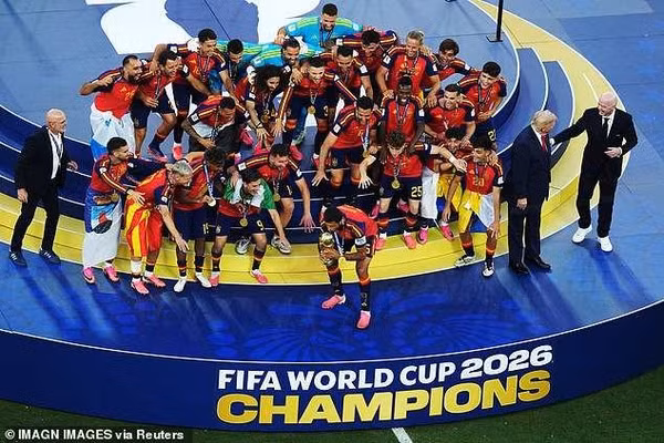 Tây Ban Nha tưng bừng nâng Cúp vàng World Cup 2026