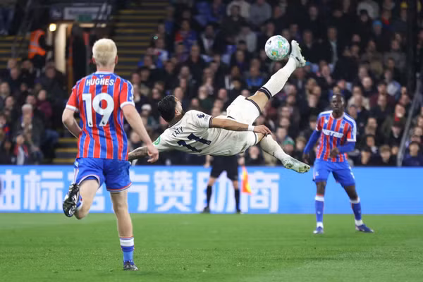 West Ham lỡ cơ hội ‘tiễn’ Tottenham khỏi Ngoại hạng Anh