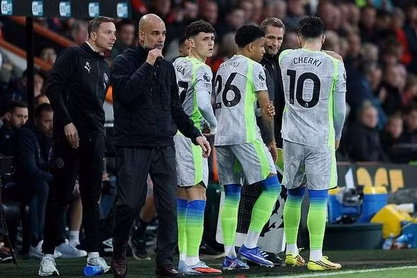 Man City dâng chức vô địch Ngoại hạng Anh cho Arsenal 